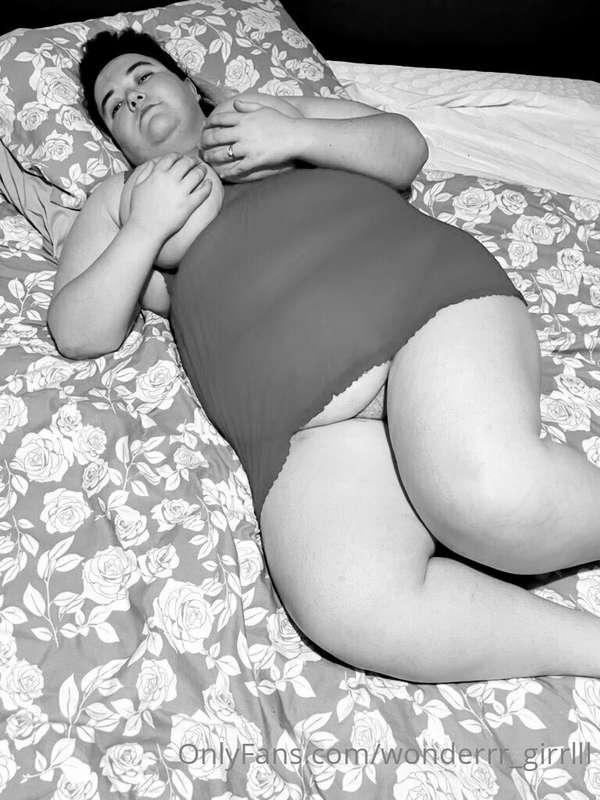 Can’t sleep who’s up for some sexting 👀😈😍😉