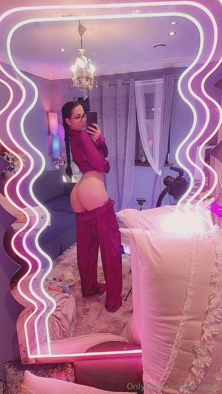 I'm live rn 🥰 https://allmylinks.com/emilyhill