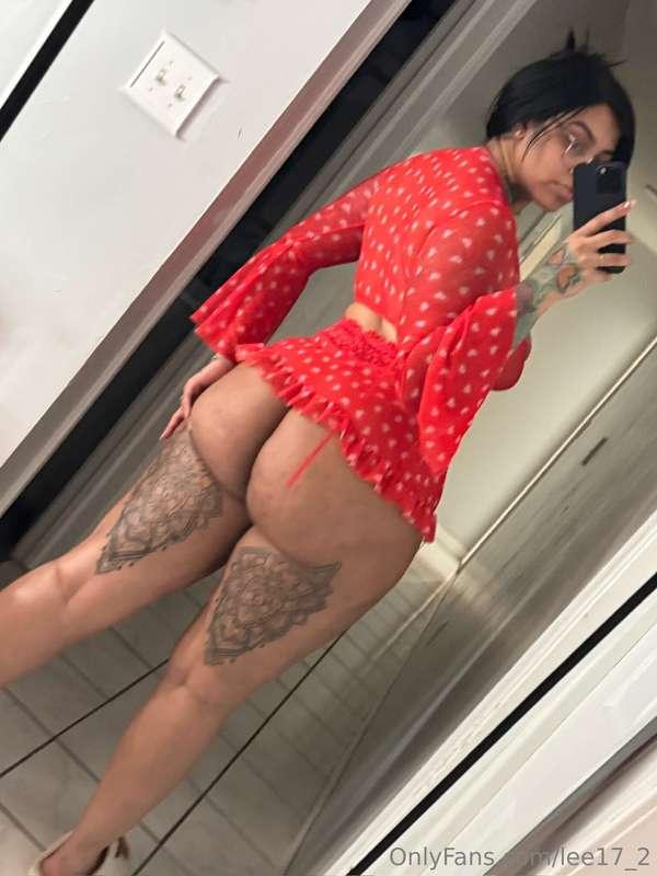 whatchu think babe... is my skirt too short? 😏 