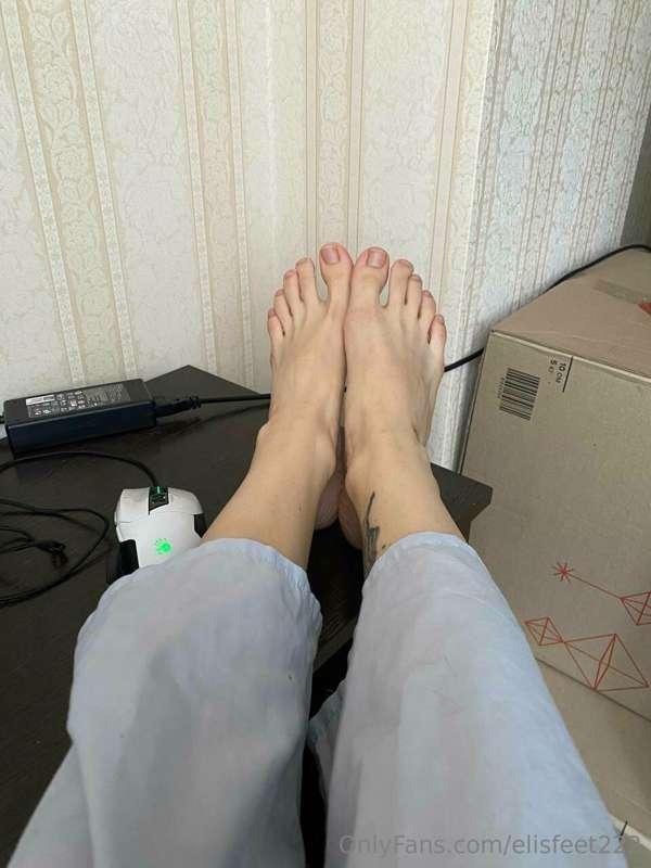 photo shoot of feet at the desktop while no one sees 😏
