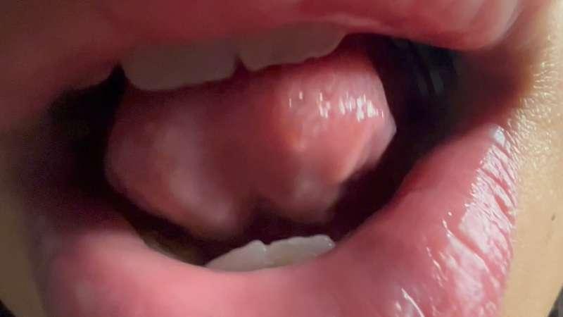 Lenslicking with dirty talk and moaning