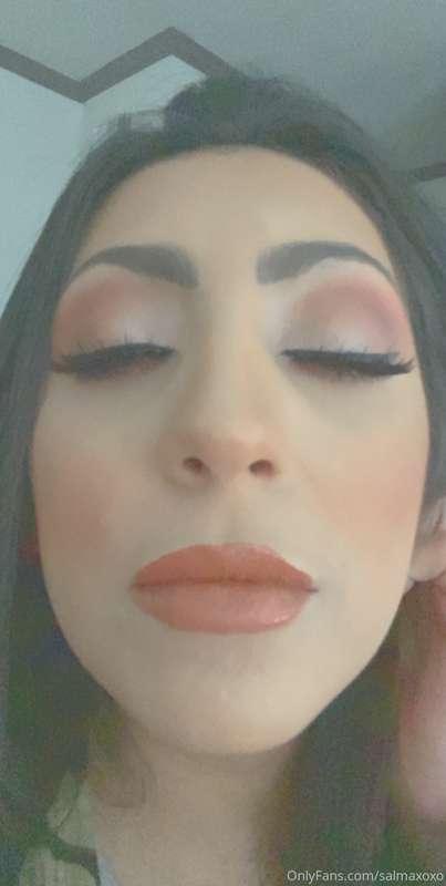 Good morning guapos, Who wants to mess up my makeup today? 😏