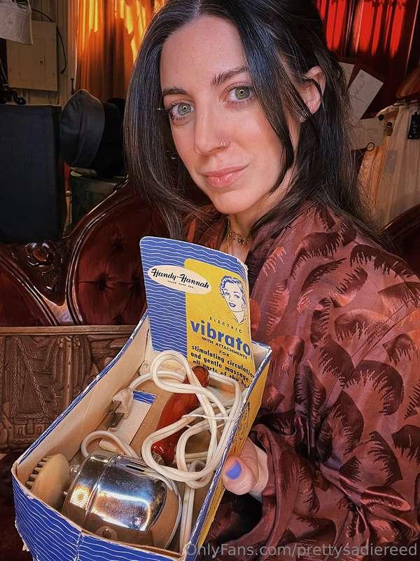 A vintage vibrator from the 1950s, and it works great! Watch..