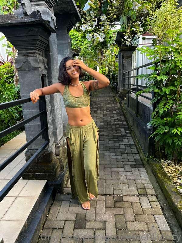What are you doing if I’m flashing you like this 😋💚 ?