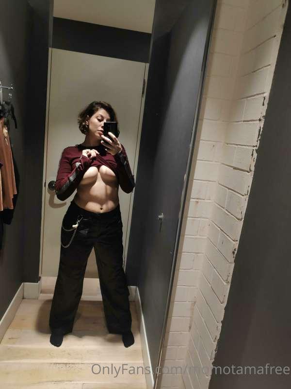 Underboobs > sideboobs