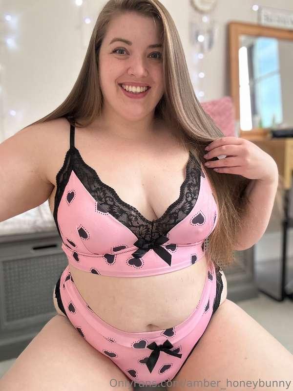 Embracing my body and all these curves today 💖