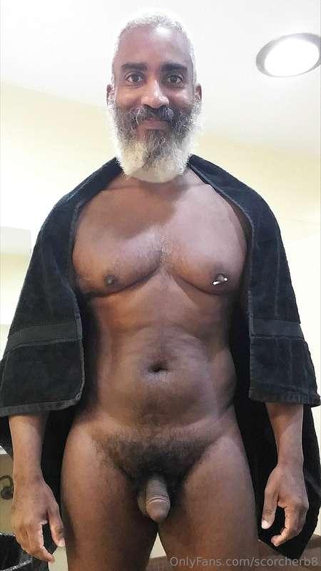 Towel and Tummy Thursday!  #beard #musculardaddy #gay #feet ..