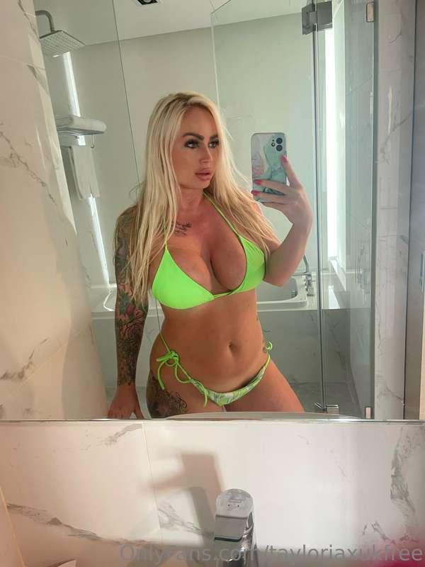 Happy Christmas Eve from me and my bikini 👙 😘 @taylorjaxuk  ..