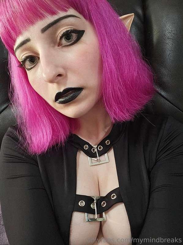Feeling so pretty today. Should I take some snow nudes ❄️?