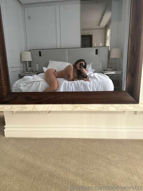 Last morning in NYC… this big bed makes me want to be naught..