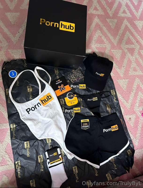 Just received my pornhub box for 25k subscribers! 🤩😝 Thank y..