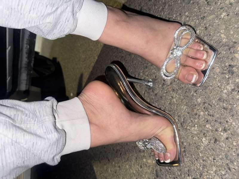 Pretty toes in heels