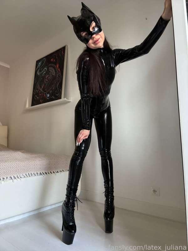 Catwoman is here 
#fyp #latex #catsuite #latexmask #latexcosplay #heels #rubber #rubbercatsuite #catwoman