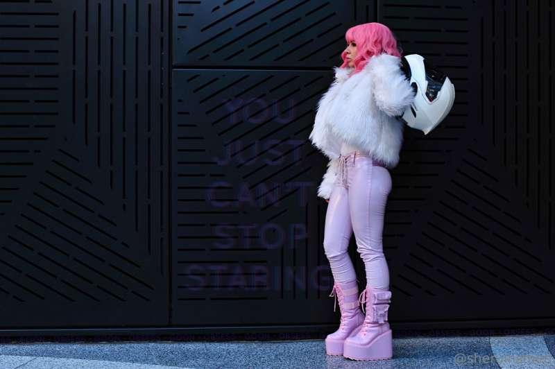 you just can't stop staring...

enjoy your new wallpaper, go..