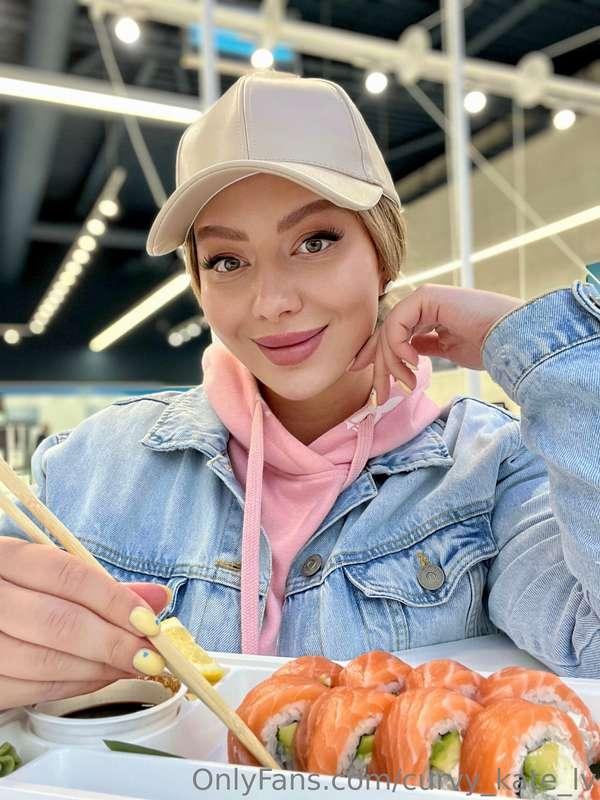 Salmon rolls + me = love at first bite 🧡Do you also have a f..