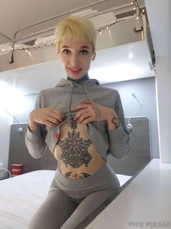 My grey tracksuit is so cute...