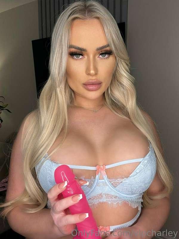 wanna see me strip for u?? 😜  💕