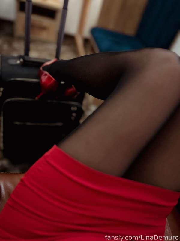 Imagine your hand sliding under my skirt 🫦