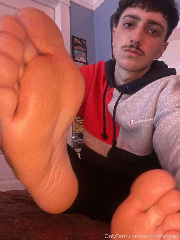 For my foot fags, short clip where I imagine your POV sittin..