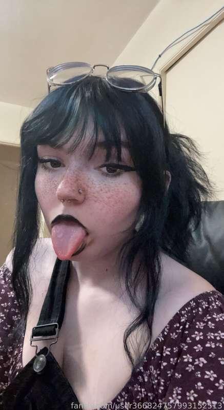 Spontaneous masturbation at my desk sorry for the poopy quality I had horny brain and I wasn’t expecting to ajsjsoekdl👉👈