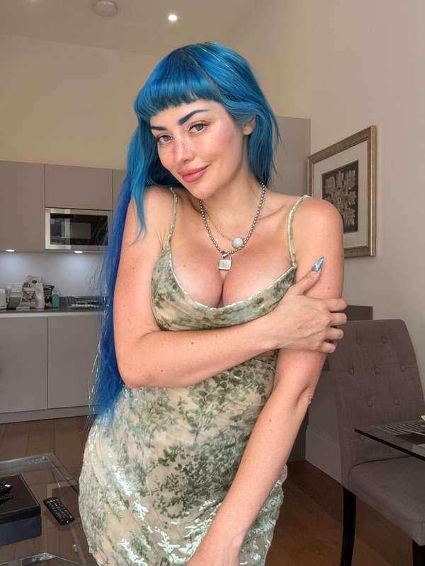 Angel vibes… until your eyes meet my tempting boobs 😇😈💙