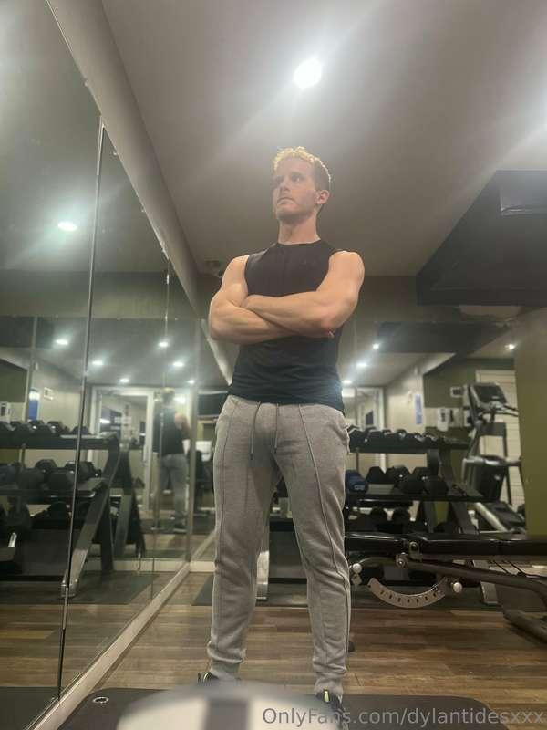 Gray sweatpants season is upon us! The other pictures were m..