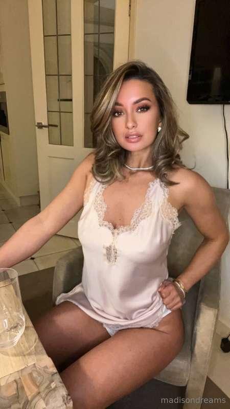 care to join me for some dining room fun? 💋