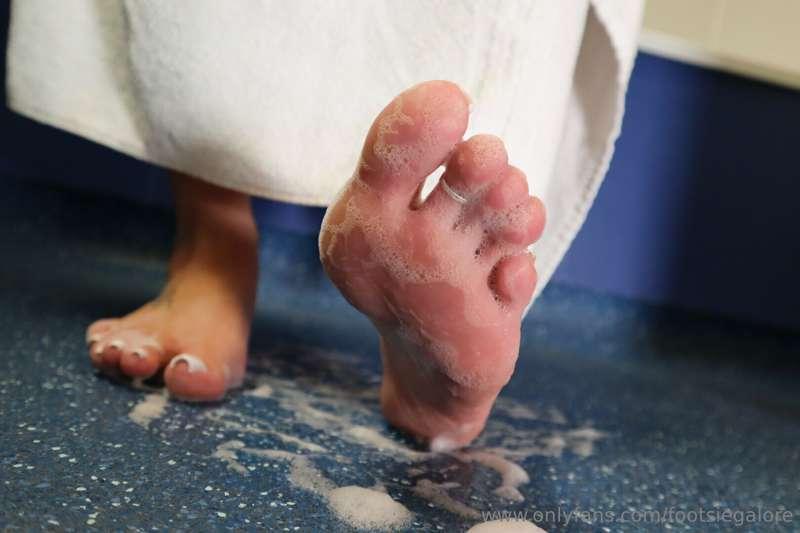Soapy Sunday! Tiny bubbles hugging my soles 🤪 every single o..