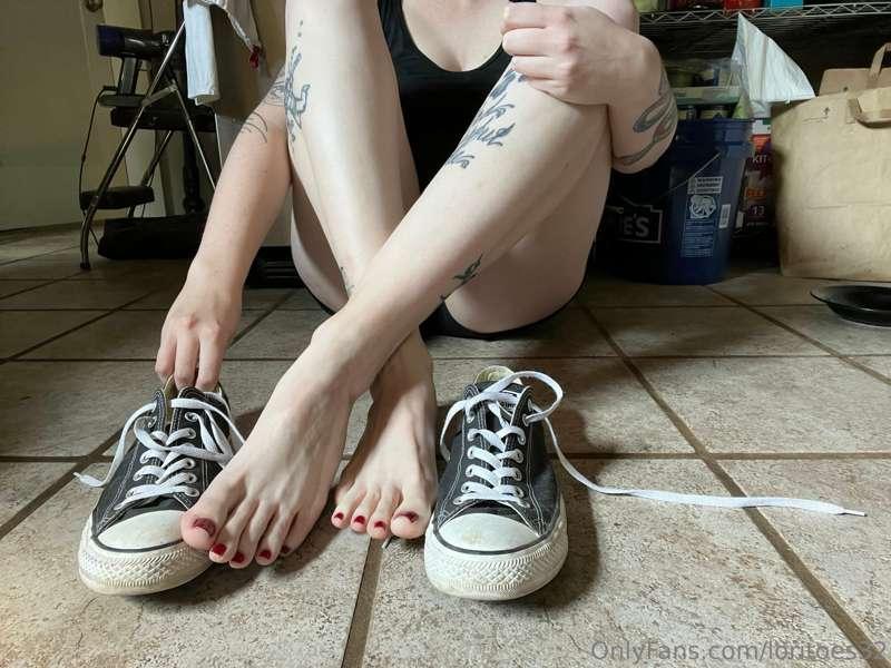 I rarely wear converse anymore. Maybe I should give them ano..