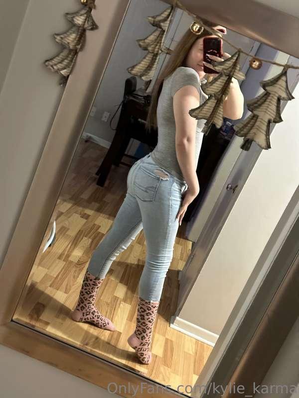 Ass so phat my jeans are ripping