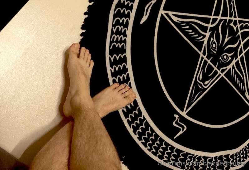 Imagine my size 12 feet caressing your cock 🥵🥵🥵