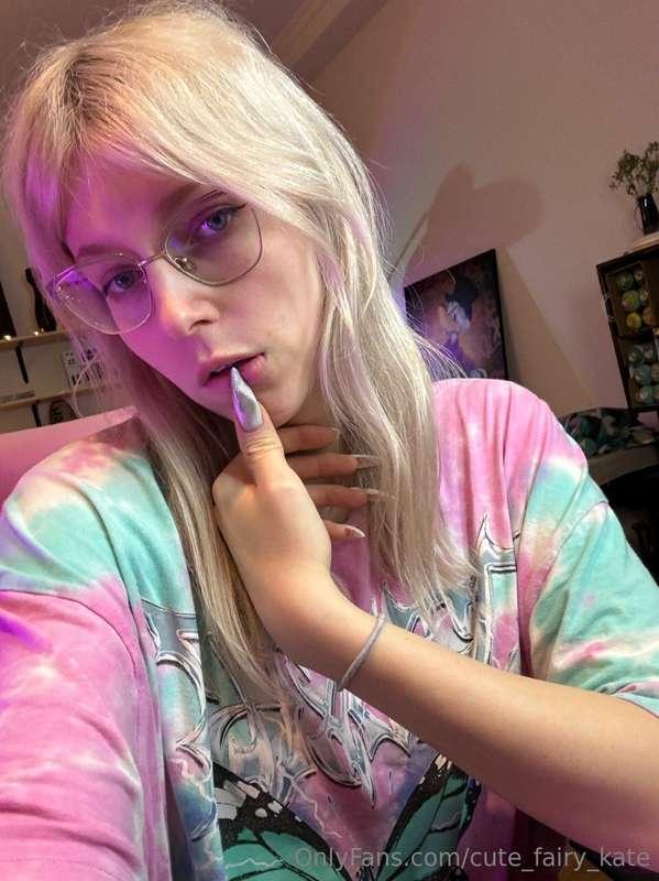 Oversized tee aaand tiny panties 🤭