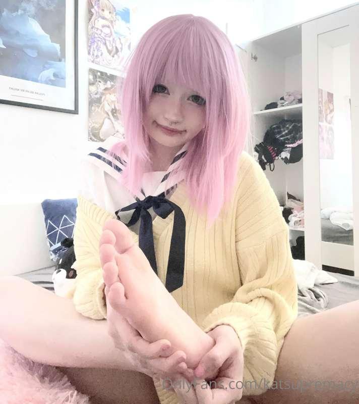 for the feet lovers 🤍🎀🐰 
AND do u know who im cosplaying as?..
