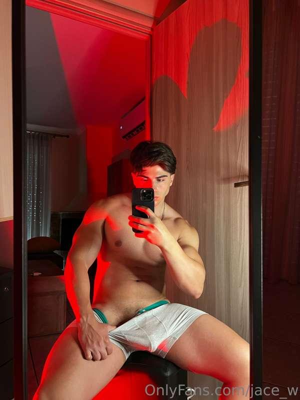 Daddy’s legs are thick🙄