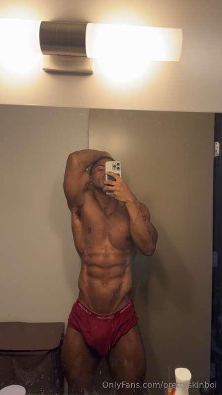 Who’s ready to worship this body tonight? 😏