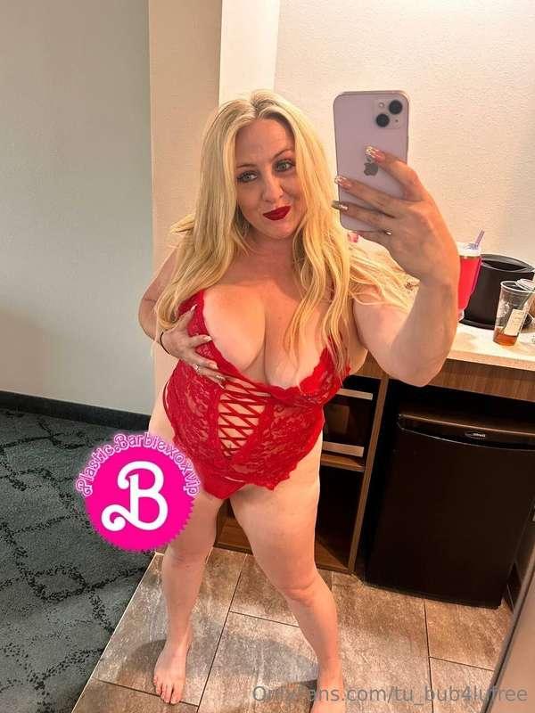 She’s letting all of my fans cream inside her! 😩 @plasticbar..