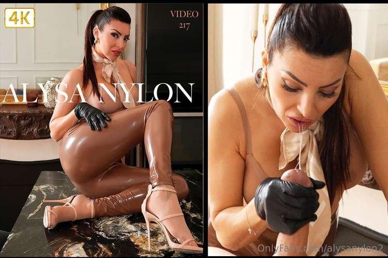 SHE COMES IN 🎁 GIFT ELLE ARRIVE EN 🎁 CADEAU