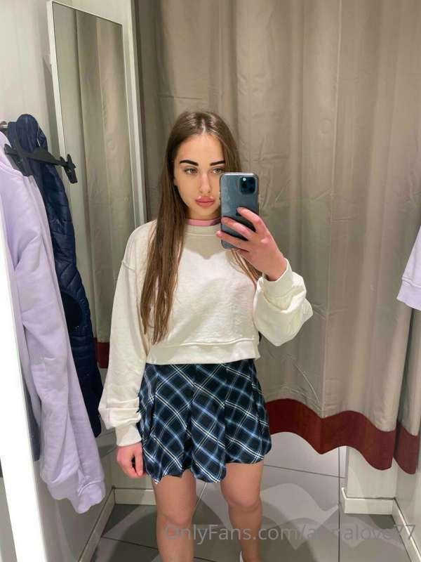 🤩👀🤩💛🍓Would be great to feel a strong mans hand under my skir..