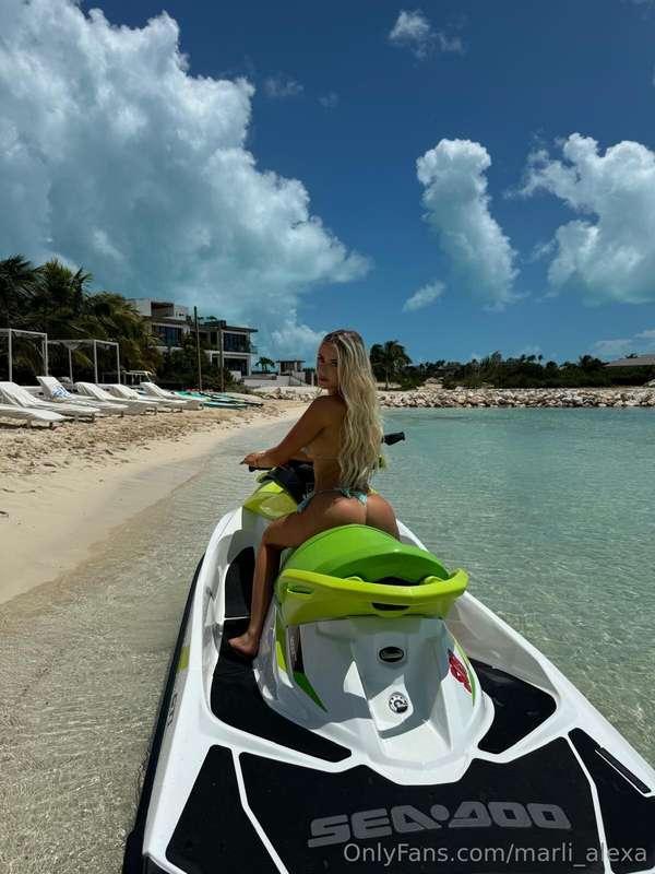 need a ride?? 🌊🏄🏼‍♀️