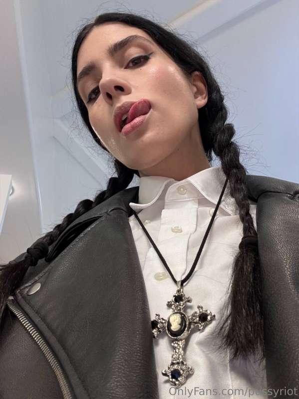 strict? yes 🖤 but I know how to be soft and sexy too 😈