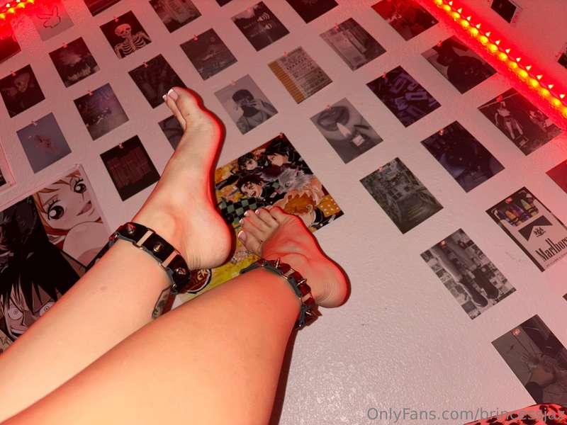 need my toes sucked on 😩😩💦