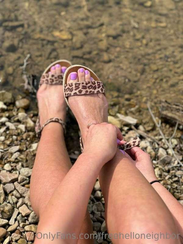 👣