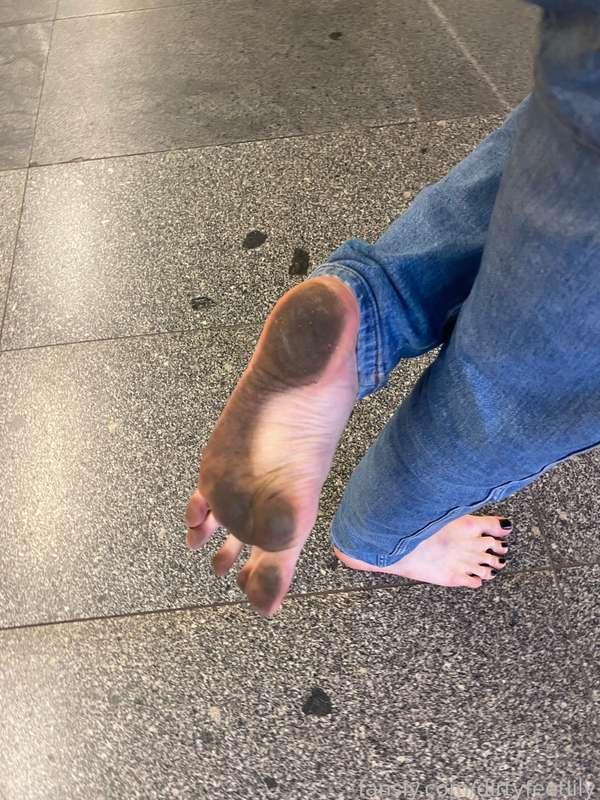 dirtyfeetlily image #1