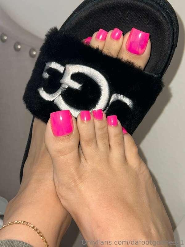 happy saturday from your favorite feet 🤍