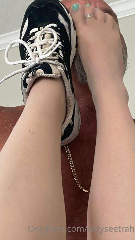 LADY SEETRAH Sweaty Nylon Feet is quite a treat. 👟 👣