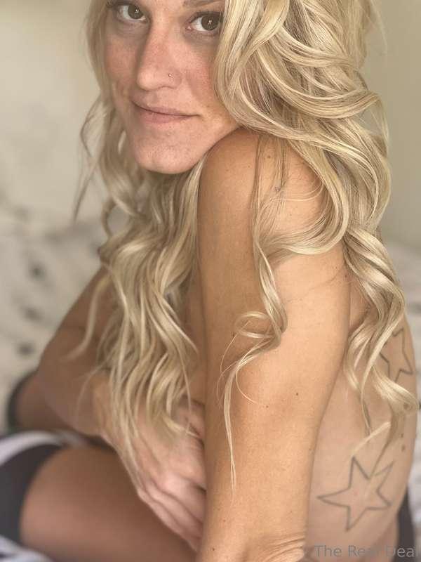 good morning love, wanna get in bed with me? I need a good r..