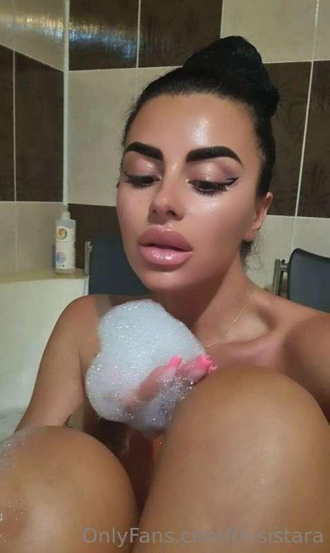 Shower pics! would someone scrub my hard to reach spots?👅