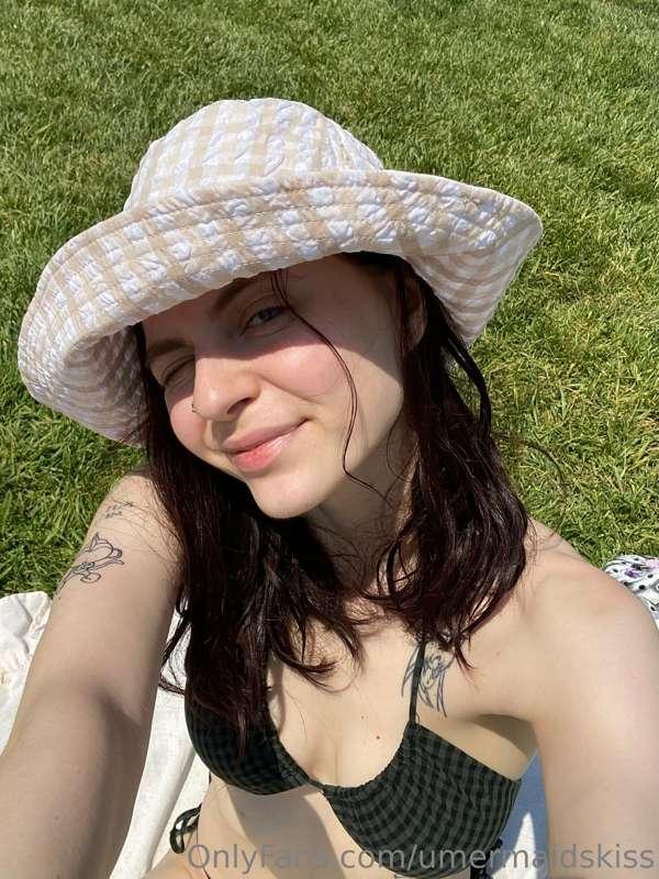 sun kissed ☀️
after this photo I got sunburn all over my bod..