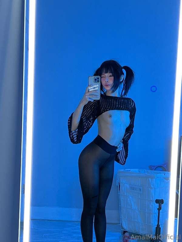 this Friday tights and oil drops !! Be ready ;3 💦