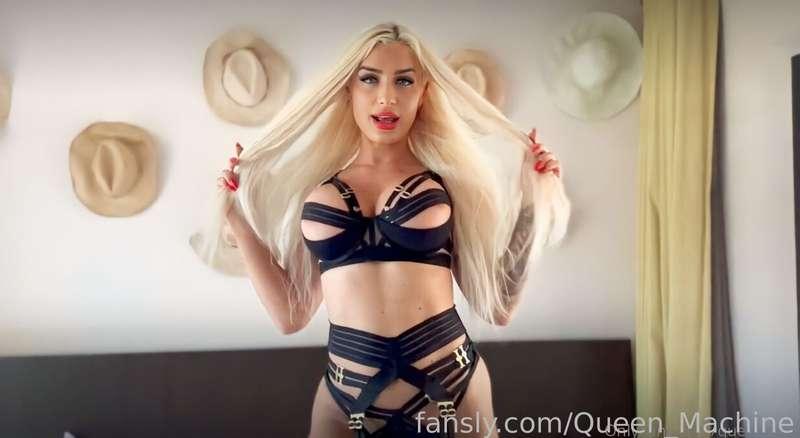 Serve your ever-gorgeous mistress now!

You can't resist this dominant mistress and as my slave, you are required to serve and honor me! Tell me your greatest desires and kinks and explore them with me! 😈
